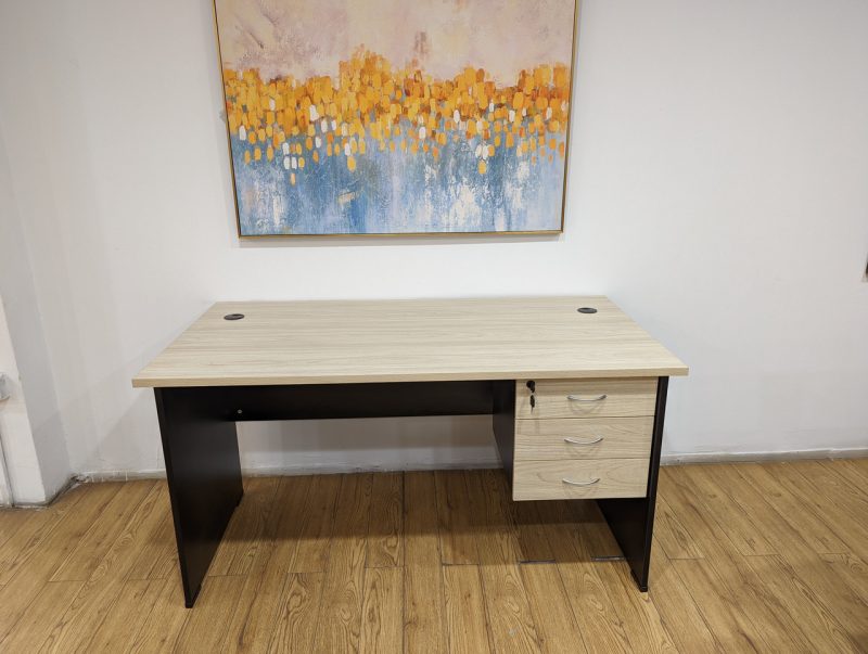 0.9m sturdy office desk - Image 2