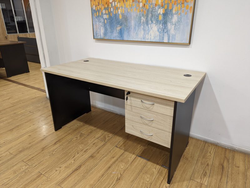 0.9m sturdy office desk
