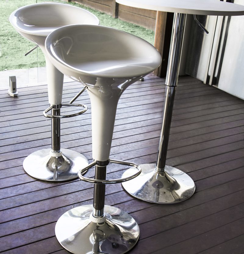 White plastic adjustable barstool - Image 4